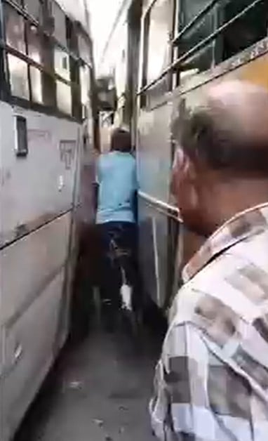 सबने मान लिया था खत्म! दो बसों के बीच फंसा साइकिल सवार, फिर जो हुआ उसे देख आंखों पर नहीं होगा यकीन