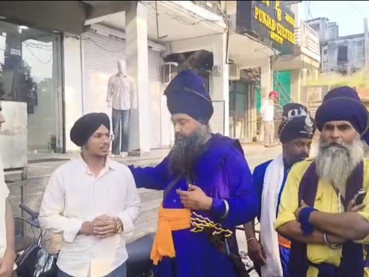 गुरदासपुर में हलाल मांस की बिक्री को लेकर निहंग सिंहों का विरोध, दुकानदारों को बाहर सूचना लिखने की हिदायत