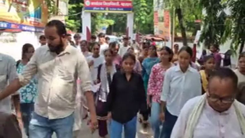 ‘मॉडल’ नाम का, हाल बदहाल! एकलव्य विद्यालय के छात्र 120 किमी दूरी तय कर क्यों पहुंचे DM दफ्तर? जानिए अंदर की कहानी