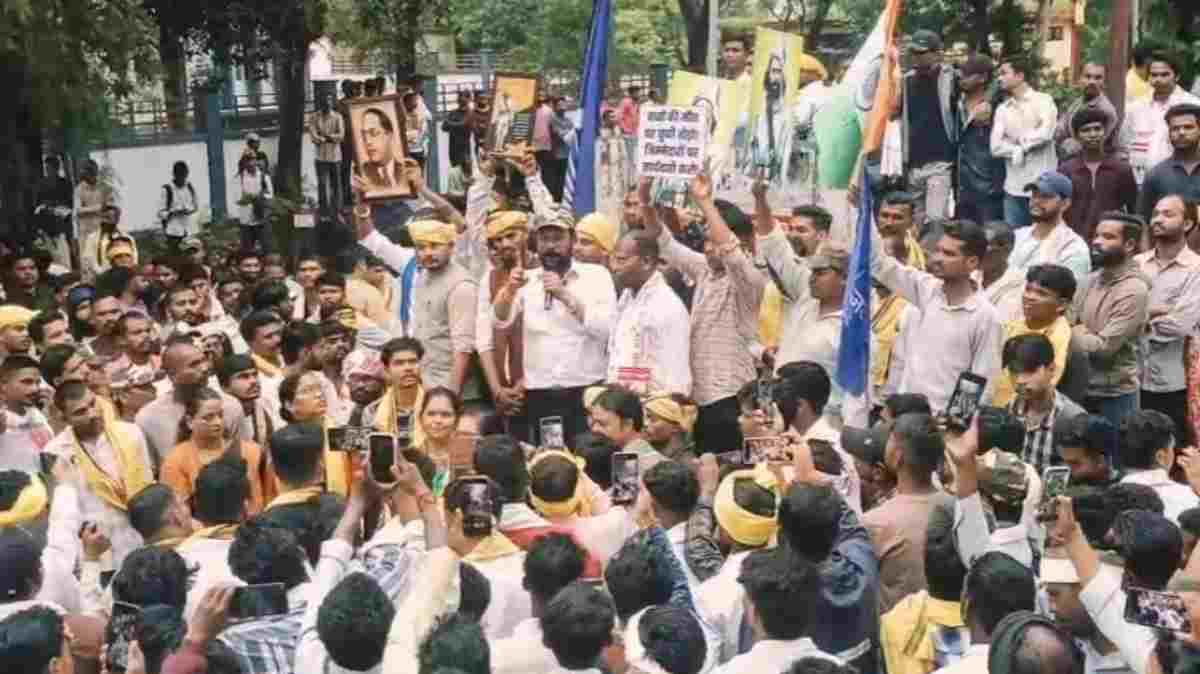 बच्चों की मौतों से बवाल, आदिवासी समाज ने बंद कराया बालाघाट, कलेक्ट्रेट के सामने किया प्रदर्शन