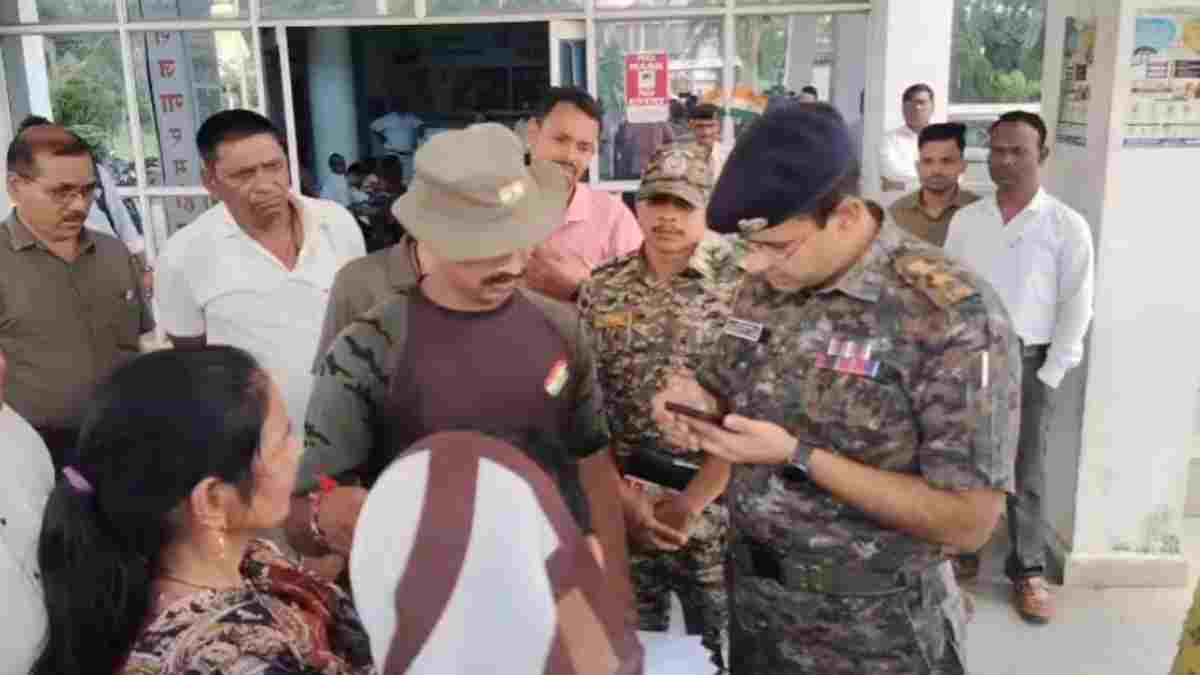 थाने में गर्भवती महिला और पति के उतरवाए कपड़े, बेल्ट और डंडों से पीटा, एसपी ने चार पुलिसकर्मियों को किया निलंबित