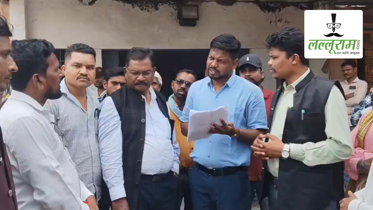 24 घंटे में भालू पकड़ने का मिला आश्वासन, लेकिन 8 दिन बाद भी नहीं हुई कार्रवाई, नाराज ग्रामीणों ने खोला मोर्चा, वन मंत्री के नाम तहसीलदार को सौंपा ज्ञापन