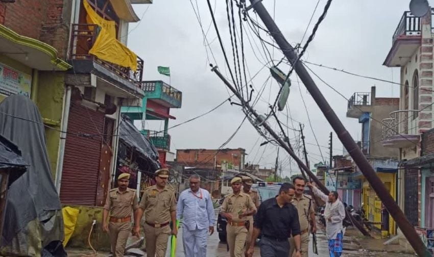बलरामपुर में बारिश-आंधी का कहर, 500 से ज्यादा बिजली पोल गिरे, 36 घंटे से गांवों में अंधेरा
