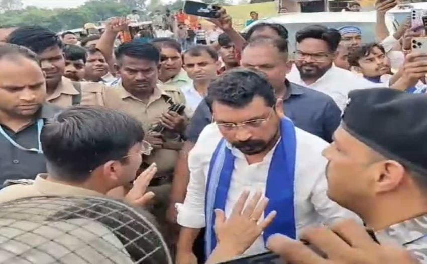 सांसद चंद्रशेखर आज़ाद के काफिले पर हमला: बरसे जूते-पत्थर, 8 गाड़ियां चकनाचूर; गोंडा जाते वक्त मची अफरा-तफरी