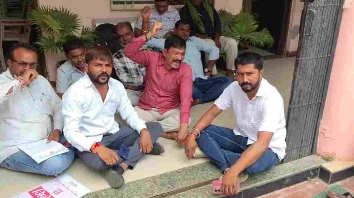 नगर पालिका में नहीं मिले एजेंडा से जुड़े दस्तावेज, कांग्रेस पार्षदों का धरना, बढ़ा सियासी पारा