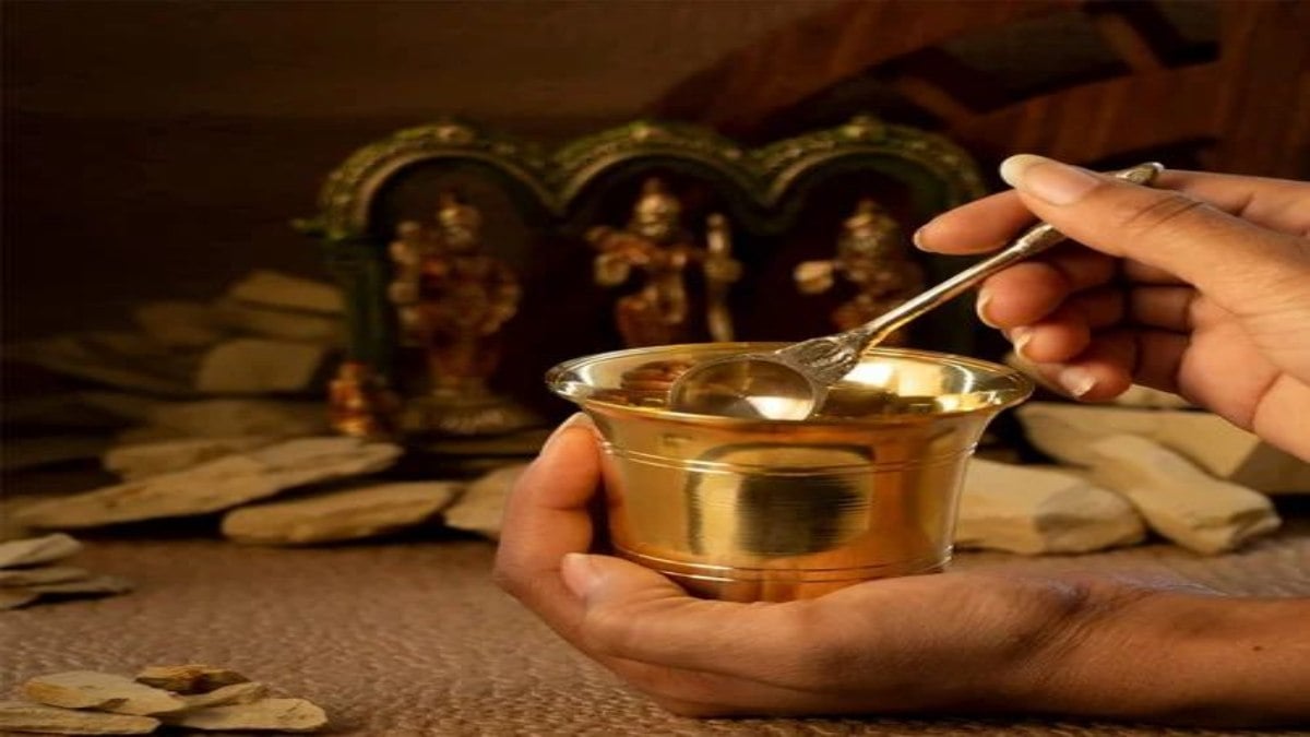 बिना किसी बड़े कारण के घर में हो रहे हैं चिड़चिड़ापन और झगड़े, परिवार के सदस्यों को दें खुद से अभिमंत्रित जल