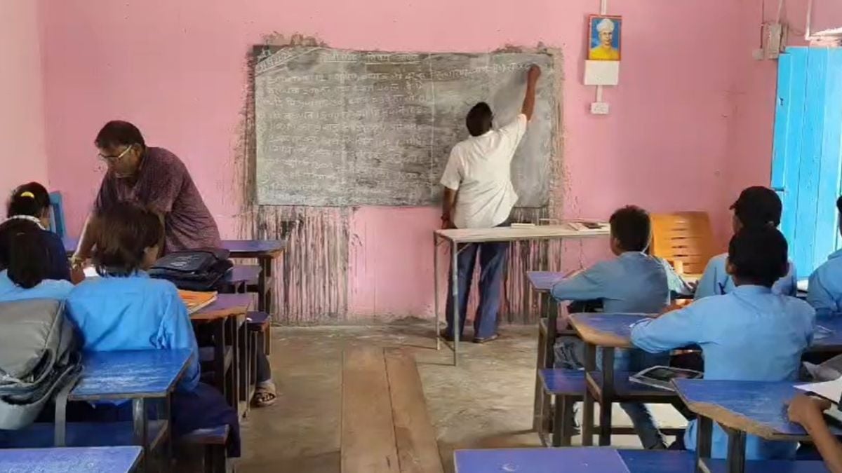 भुवनेश्वर से महज 60 किमी दूर शिक्षा व्यवस्था की बदहाली, एक ही कमरे में पढ़ने को मजबूर छात्र