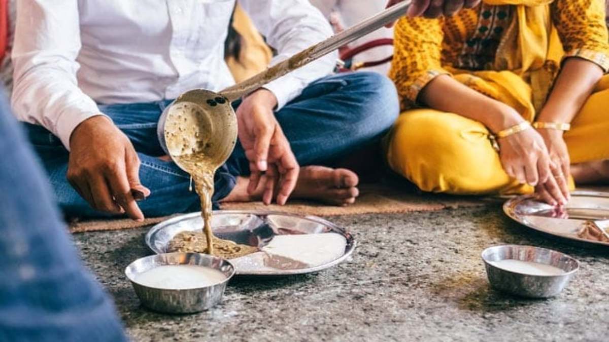 जमीन पर बैठकर खाना खाने की पुरानी परंपरा के पीछे छिपे हैं सेहत से जुड़े ये फायदे …