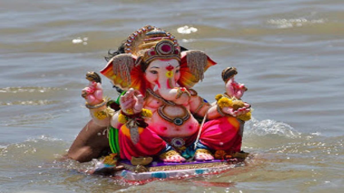 विसर्जन : गणेश जी की विदाई के समय फूल-माला, वस्त्र और सुपारी का क्या करें? जानिए शास्त्र सम्मत धार्मिक विधान