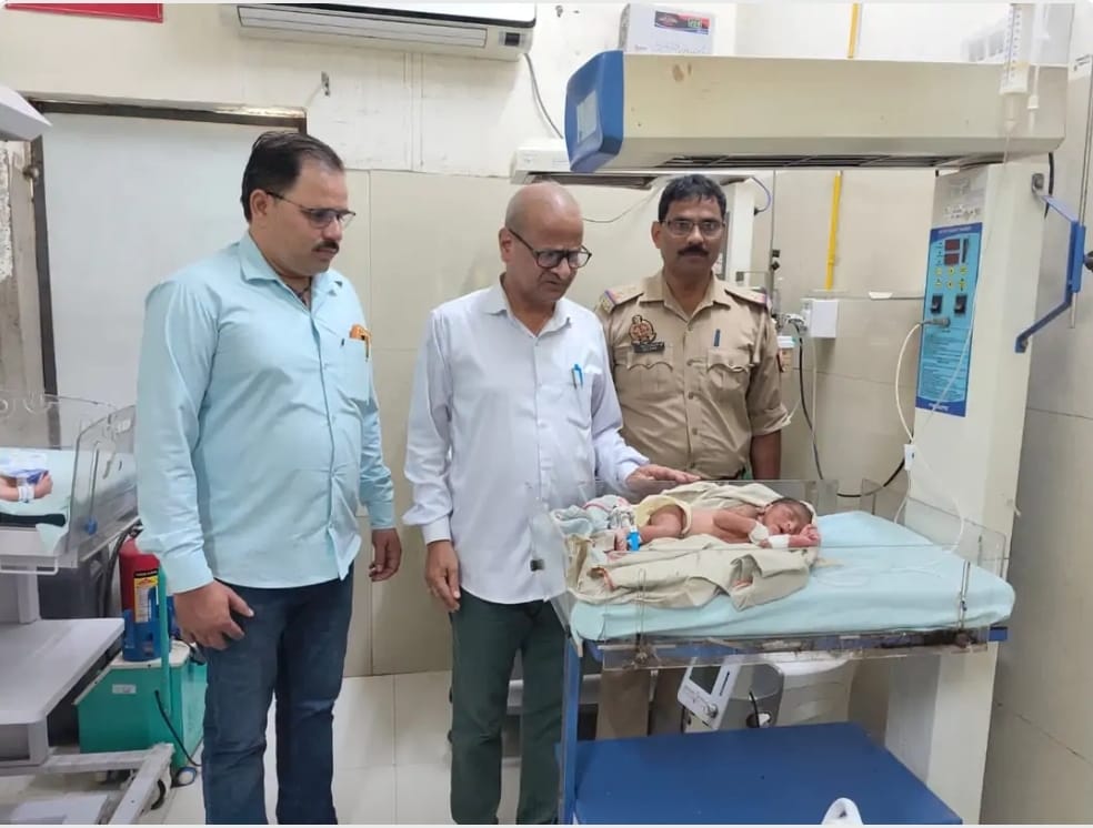 बहराइच में गड्ढे में मिला लावारिस नवजात, पुलिस ने सुरक्षित निकाला
