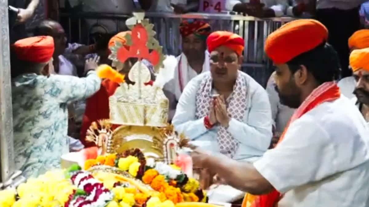 Ramdevra: बाबा रामदेव मंदिर पहुंचे CM भजनलाल शर्मा, पैदल चलकर किए दर्शन, श्रद्धालुओं से भी किया संवाद