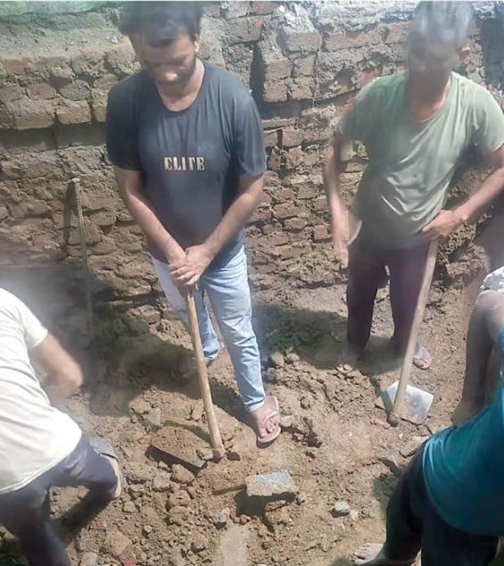 बनखला मस्जिद में रहस्यमयी स्लैब मिलते ही शुरू हुई खुदाई, जानिए 3 फीट नीचे क्या निकला