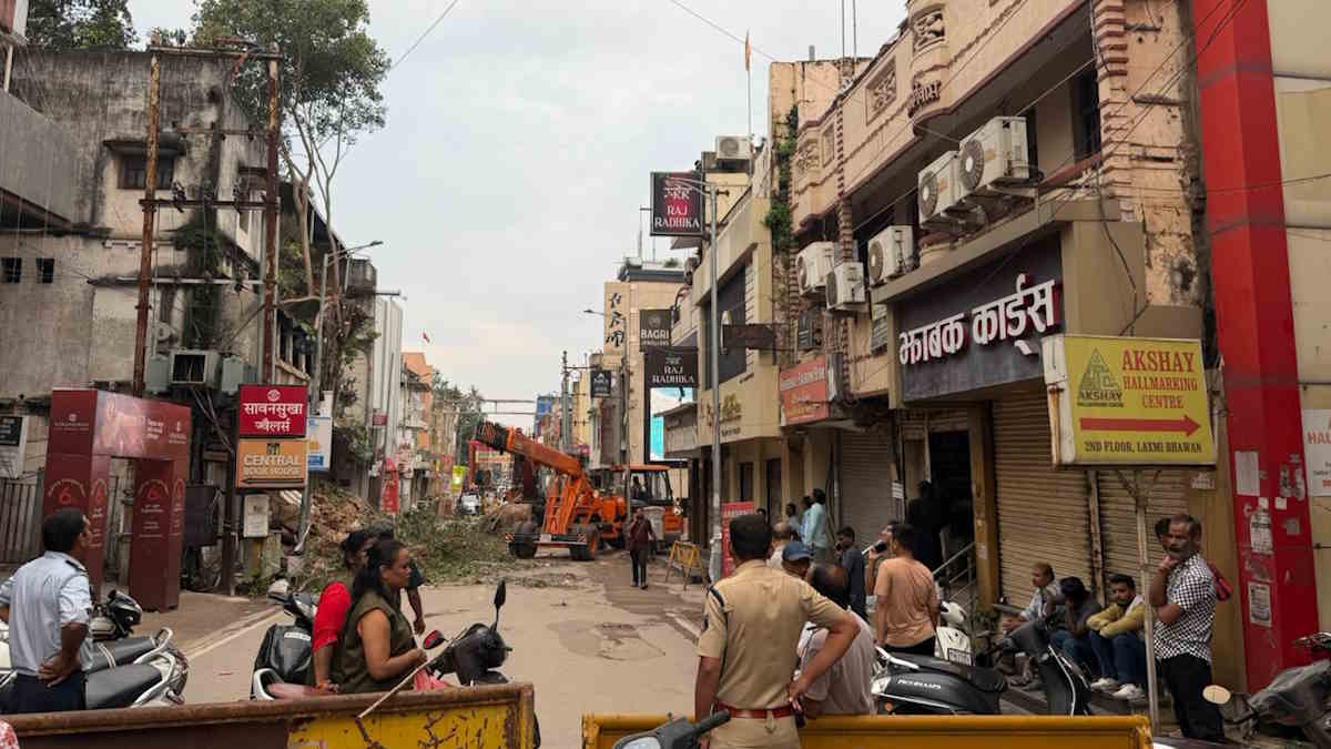 आखिरकार शुरू हुआ राजधानी के जर्जर भवनों को ढहाने का सिलसिला, सदर बाजार में चला निगम का जेसीबी…