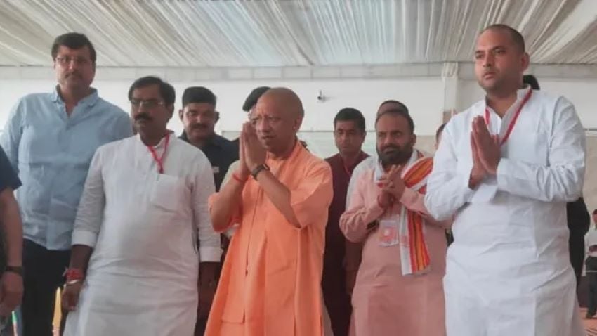 CM योगी का अचानक बुलंदशहर दौरा! दिवंगत विधायक अनिल शर्मा के आवास पहुंचे मुख्यमंत्री, शोक संतप्त परिवार से की मुलाकात
