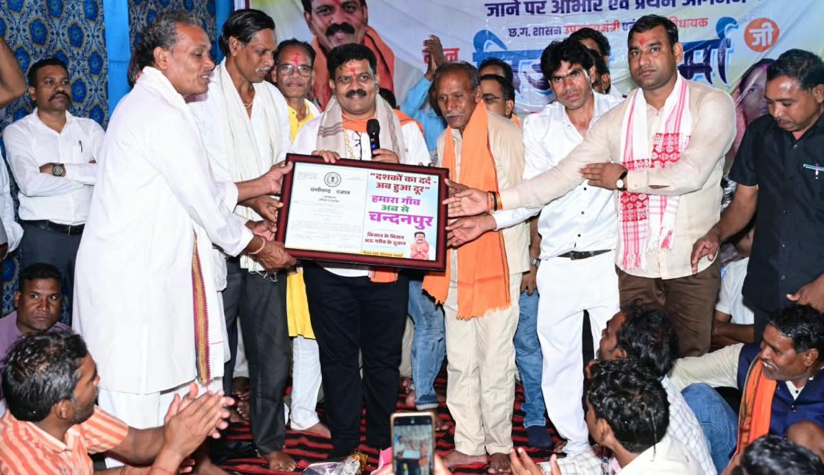 वर्षों पुरानी मांग हुई पूरी, चंडालपुर अब कहलाएगा ‘चंदनपुर’: बारिश के बीच गांव पहुंचे विजय शर्मा, राजपत्र की प्रति सौंपकर ग्रामीणों को दी बधाई