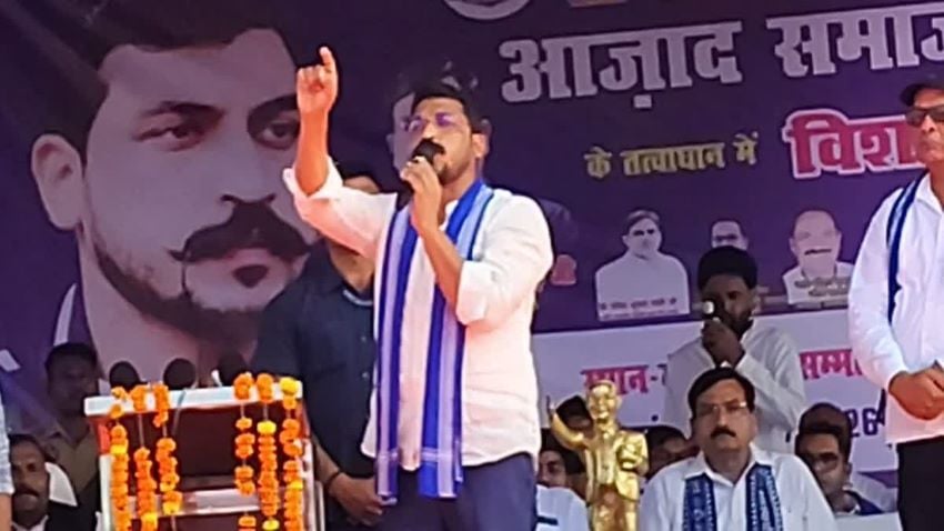 संभल पहुंचे चंद्रशेखर आजाद, गठबंधन पर बोले- जनता का आशीर्वाद है तो किसी दरवाजे जाने की जरूरत नहीं