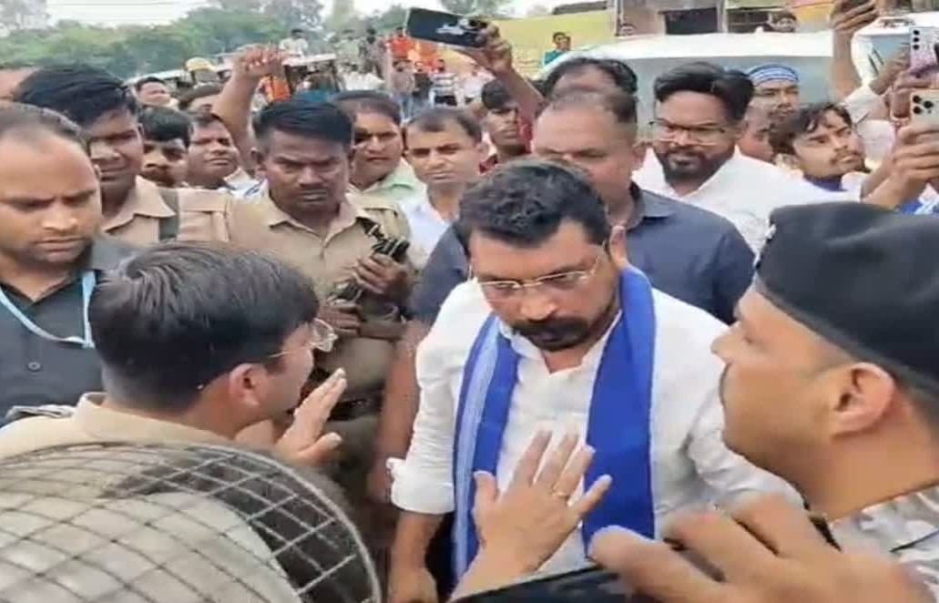 सांसद पर बीच राह हमला: चंद्रशेखर आजाद पर चले जूते और पत्थर, एक गिरफ्तार