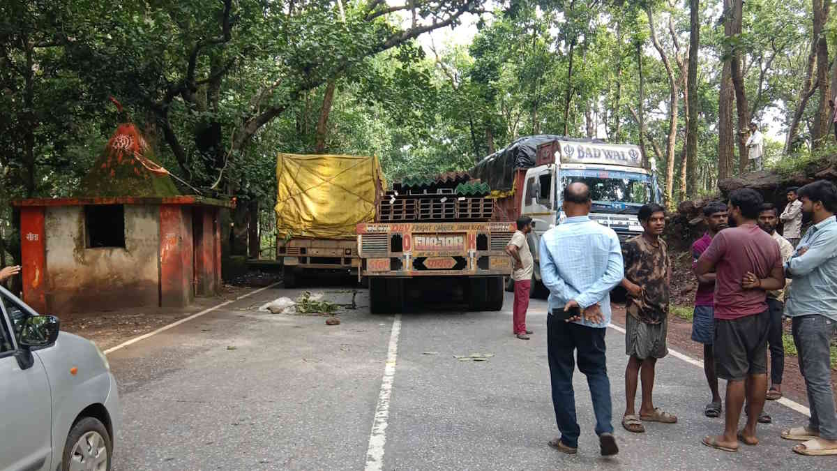 चिल्फी घाटी में तीन ट्रकों की टक्कर, नेशनल हाईवे पर ठप हो गया यातायात, सड़क के दोनों ओर लगी वाहनों की लंबी कतार…