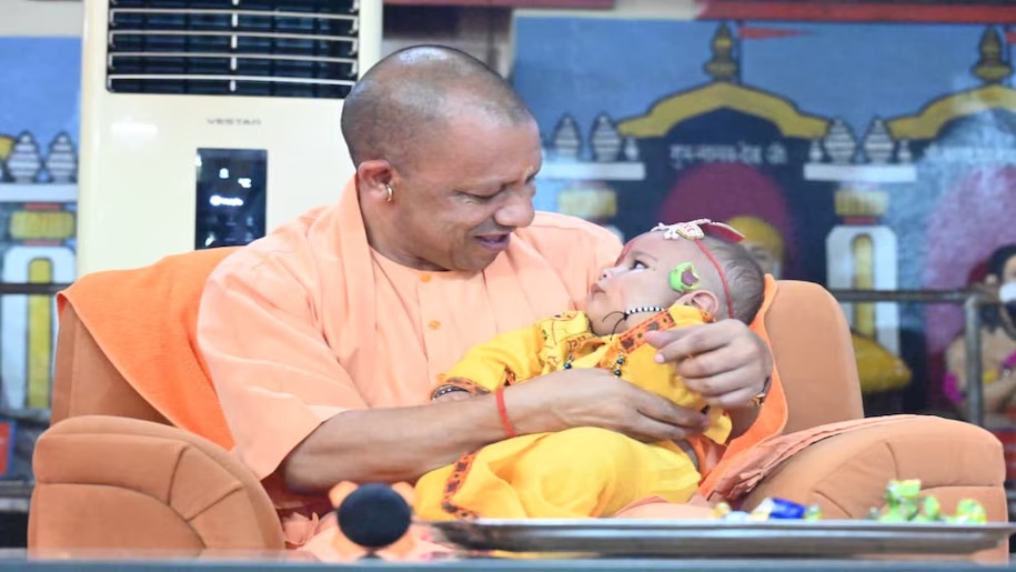 सीएम योगी का जन्माष्टमी दौरा: मथुरा से लेकर गोरखपुर तक, तीन शहरों में विशेष पूजा-अर्चना