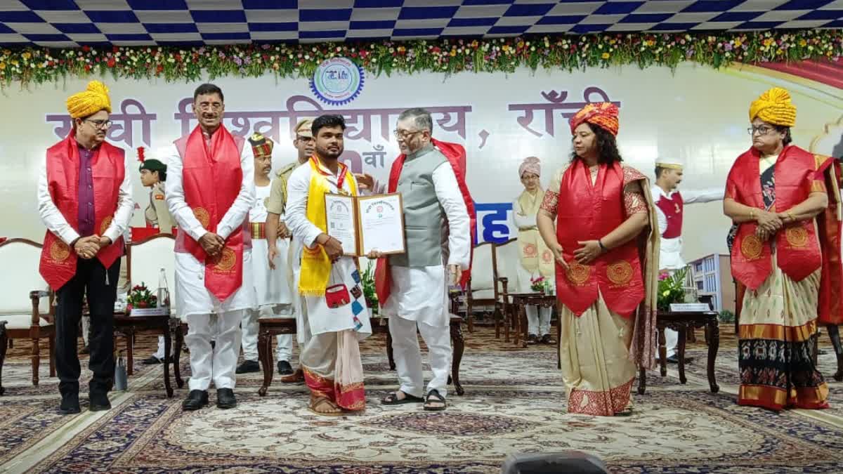 रांची यूनिवर्सिटी का दीक्षांत समारोह: 6923 छात्रों को मिली डिग्री, 58 होनहारों को 71 गोल्ड मेडल, छात्राओं का दबदबा