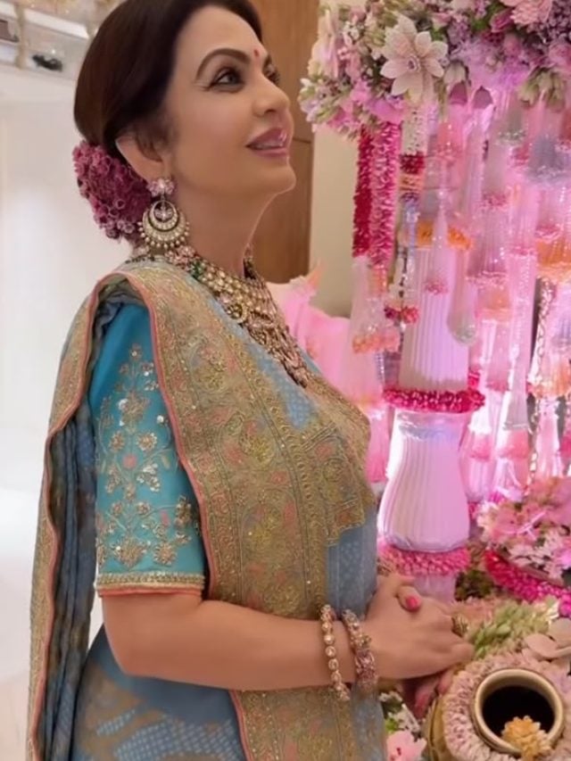 एंटीलिया में जन्माष्टमी की धूम, हीरों के गहनों में सजीं नीता अंबानी….देखिये लुक