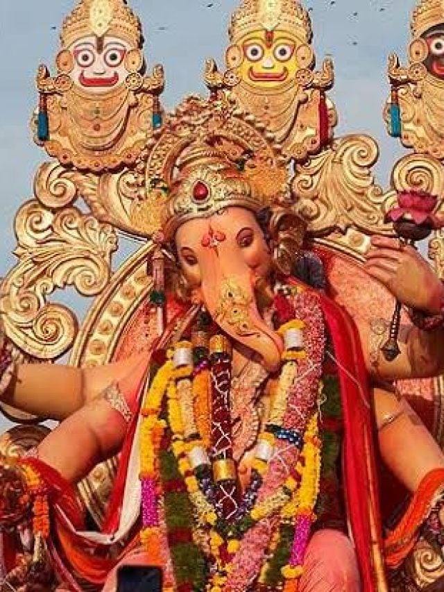 Ganesh Visarjan 2026: बप्पा की विदाई पर क्यों उछाला जाता है गुलाल और नारियल? जानियेे…