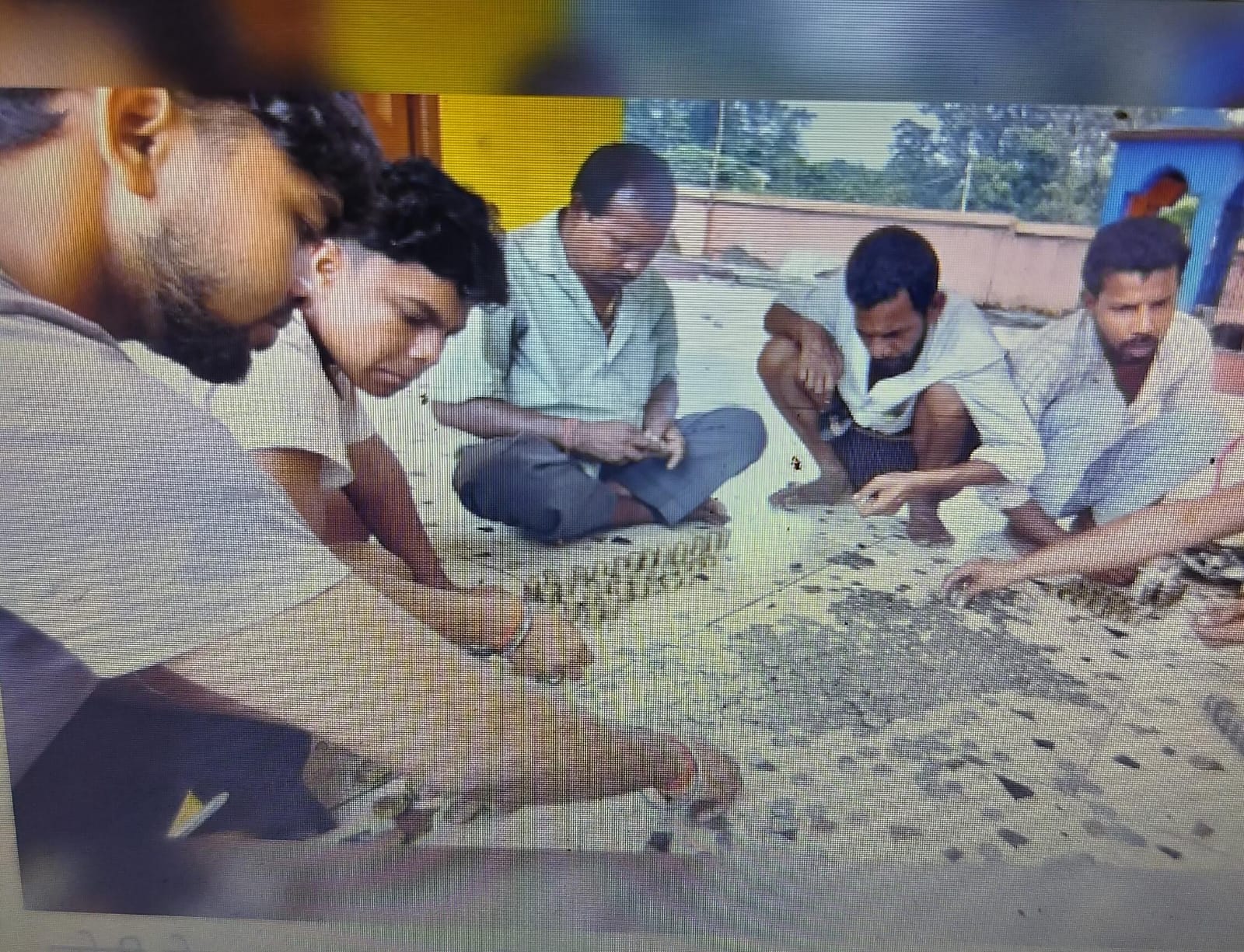 एक साल से नहीं खुली थी दानपेटी, चोरों ने तोड़े 2 ताले और ले उड़े चढ़ावे की रकम, मंदिर में फिर चोरी से आक्रोश
