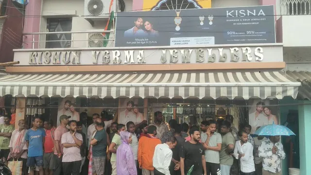 Pakur Crime: अमड़ापाड़ा में ज्वेलर्स शॉप में दिनदहाड़े डकैती, लाखों के जेवर लेकर भागे अपराधी, CCTV में कैद वारदात
