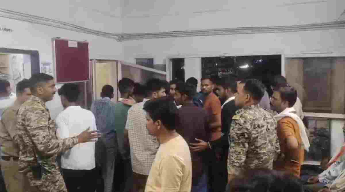 सीनियर बालक छात्रावास में बवाल: बाहरी युवकों ने घुसकर की तोड़फोड़, छात्रों पर किया हमला, कई घायल