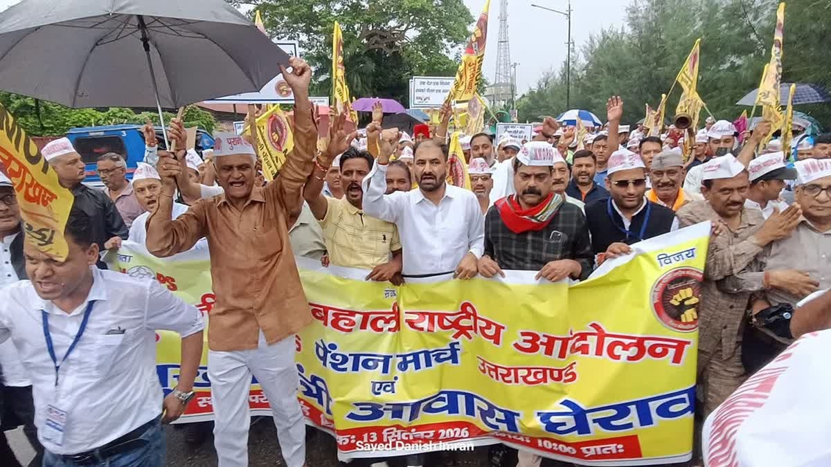 OPS पर देहरादून में भारी हुंकार: कर्मचारियों का सीएम आवास घेराव, झमाझम बारिश भी नहीं रोक पाई तेवर
