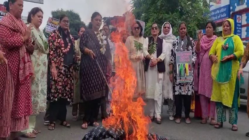 सड़क पर उतरा ‘महंगाई का दर्द’! प्याज की माला गले में डाल कांग्रेस का जोरदार मार्च, मीठी चीनी के तीखे दामों पर यूं घेरी सरकार
