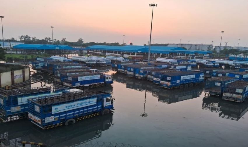 पूर्वांचल में बुझने की कगार पर चूल्हे! देवरिया BPCL प्लांट जलमग्न, 9 जिलों में LPG सिलेंडरों का भारी संकट