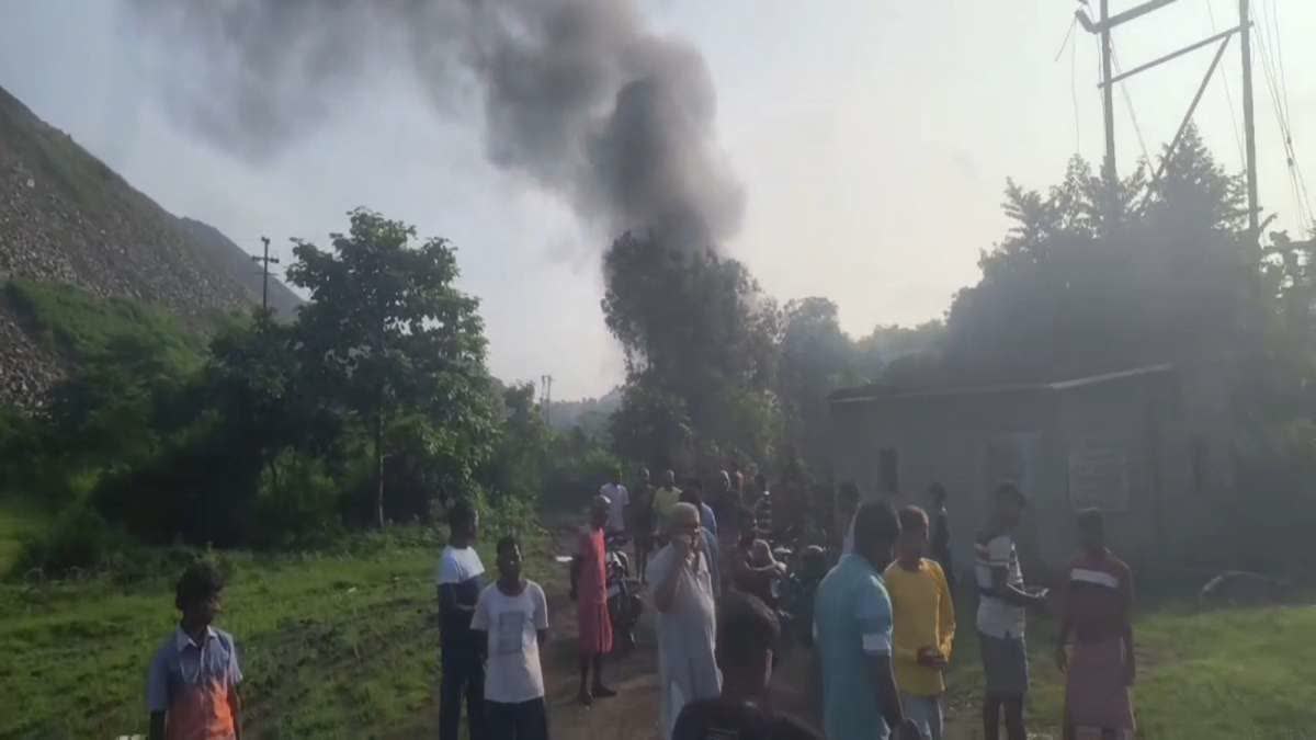 Dhanbad News: अचानक धंस गई जमीन, निकलने लगा धुआं और उठीं आग की लपटें, बरारी बस्ती में दहशत, सड़क पर भी खतरा