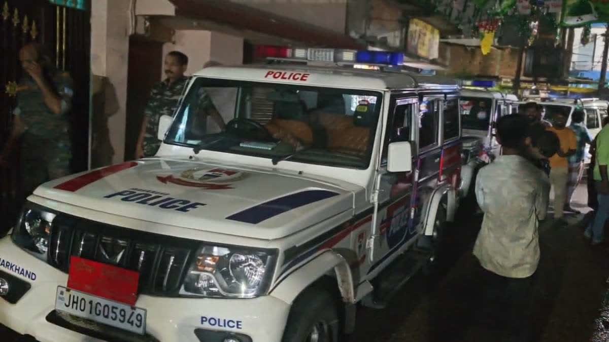 Ranchi Crime: ब्राउन शुगर तस्कर को पकड़ने पहुंची पुलिस, जवान की पिस्टल छीनने की कोशिश, फिर भीड़ ने किया हमला, टाइगर जवान घायल