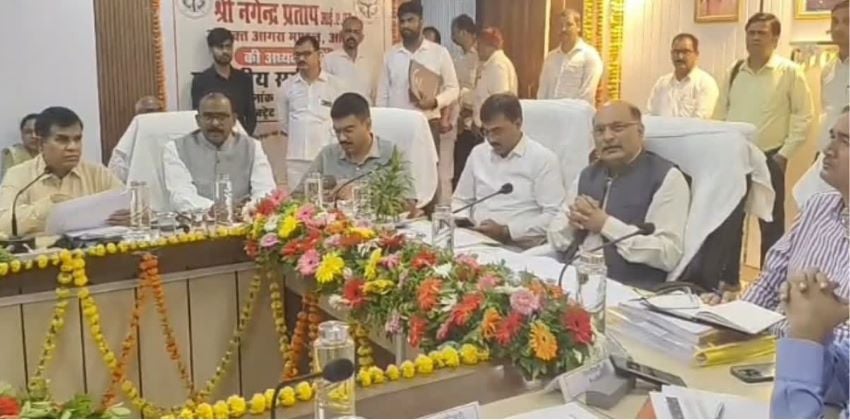 आयुष्मान कार्ड बनाने में मैनपुरी का डंका, बड़े जिले आगरा और मथुरा की सुस्त रफ्तार पर कमिश्नर सख्त