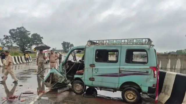 गढ़वा में दर्दनाक सड़क हादसा: स्टेयरिंग फेल होने से पुल से टकराई मैजिक वैन, छत्तीसगढ़ के 2 लोगों की मौत