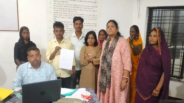 Garhwa News: 14 साल बाद परिवार से मिली बिछड़ी बेटी, हावड़ा से देवघर तक चला तलाश का सफर, मिलन पर छलके आंसू