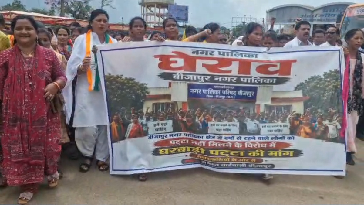 पट्टे की मांग को लेकर वार्डवासियों का प्रदर्शन: कांग्रेस विधायक मंडावी के नेतृत्व में तहसीलदार को सौंपा ज्ञापन