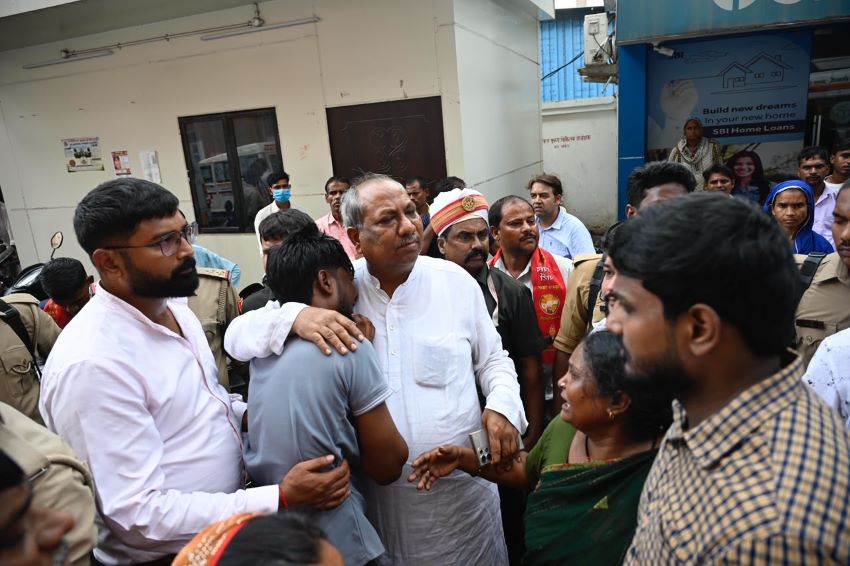 ‘थाना बर्खास्त करो वरना तुम्हारे कार्यालय-आवास पर दूंगा धरना!’ करीबी व्यापारी के कत्ल पर आगबबूला हुए मंत्री जी, SP को दिया अल्टीमेटम
