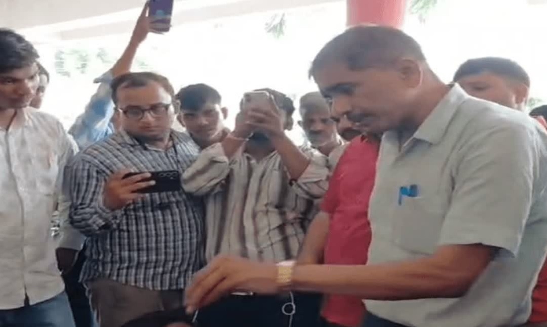 गोरखपुर यूनिवर्सिटी में भारी हंगामा: छात्रों और प्रॉक्टर के बीच विवाद; VC ने संभाला मोर्चा, जानें पूरा माजरा