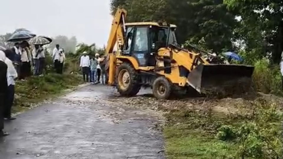 सिस्टम पर करारा तमाचा: दाह संस्कार के लिए तरसती रही लाश, मजबूरी में महिला को किया गया दफन