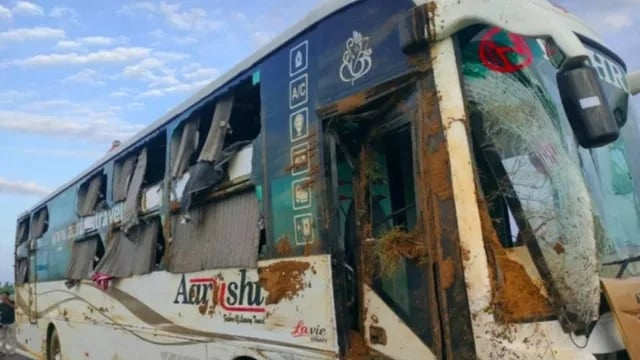 Ganga Expressway Accident: ड्राइवर को लगी नींद की झपकी और मच गया कोहराम; पलटी डबल डेकर बस, 8 यात्री घायल