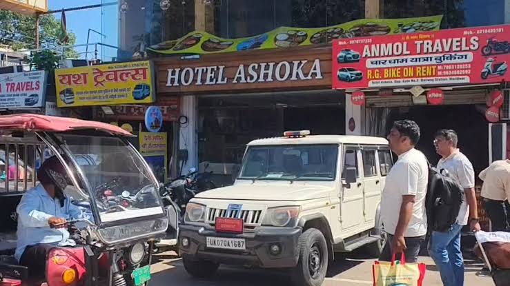 हरिद्वार में हड़कंप: पूर्व मेयर के लग्जरी होटल पर GST की बड़ी रेड! घंटों खंगाले गए दस्तावेज, खुलासों से मची खलबली