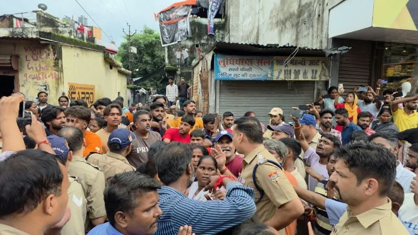 हरिद्वार में भारी हंगामा: किशोरी की संदिग्ध मौत पर सड़कों पर उतरे लोग, जानिए किस बात पर भड़का आक्रोश?