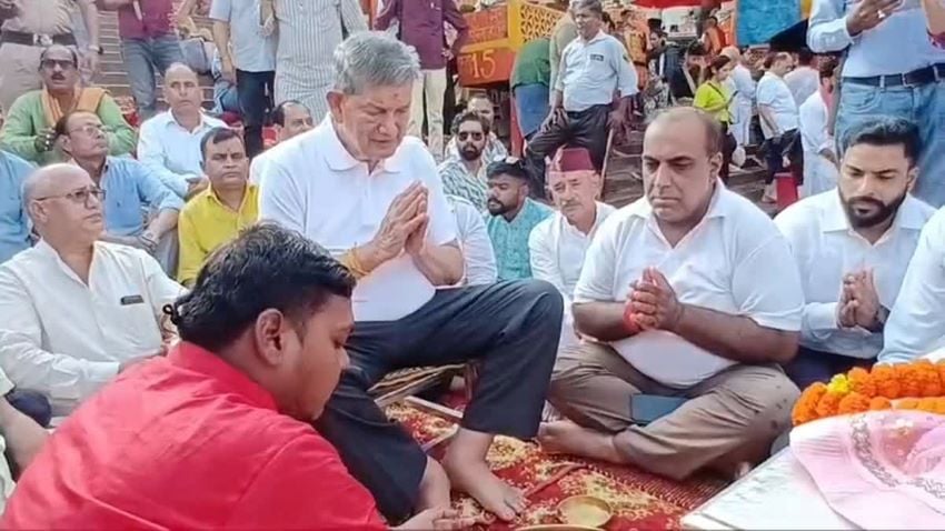 गंगा आरती के बीच अचानक भावुक हुए हरीश रावत, कह डाली ऐसी बात कि हर कोई रह गया दंग
