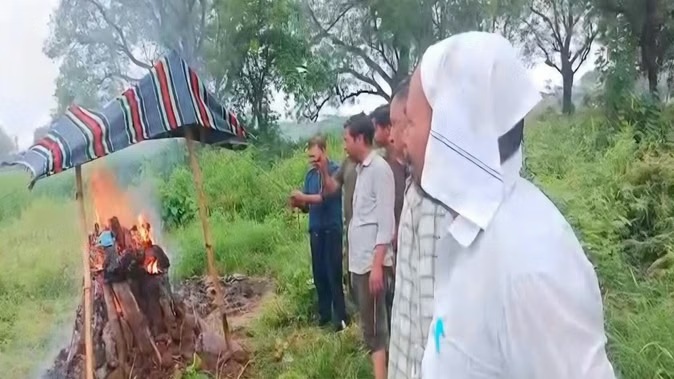 इंसान तो छोड़िए, यहां शवों को भी नसीब नहीं ‘छत’… हाथरस से आई खौफनाक तस्वीर ने खोली व्यवस्था की पोल