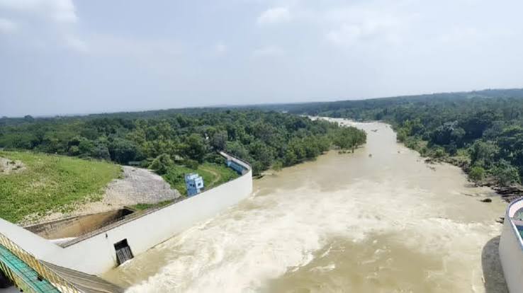 कोनार डैम का बढ़ा जलस्तर :  5000 क्यूसेक पानी छोड़ा गया, तेज लहरों में टूटा मछली पालक का केज