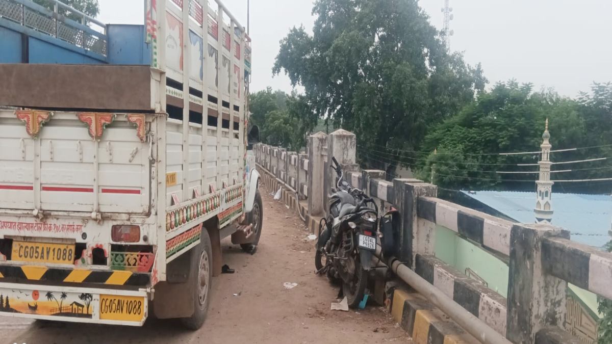 पिकअप ने बाइक को मारी टक्कर, महानदी पुल से नीचे गिरा युवक, अस्पताल में तोड़ा दम, घायल साथी का इलाज जारी