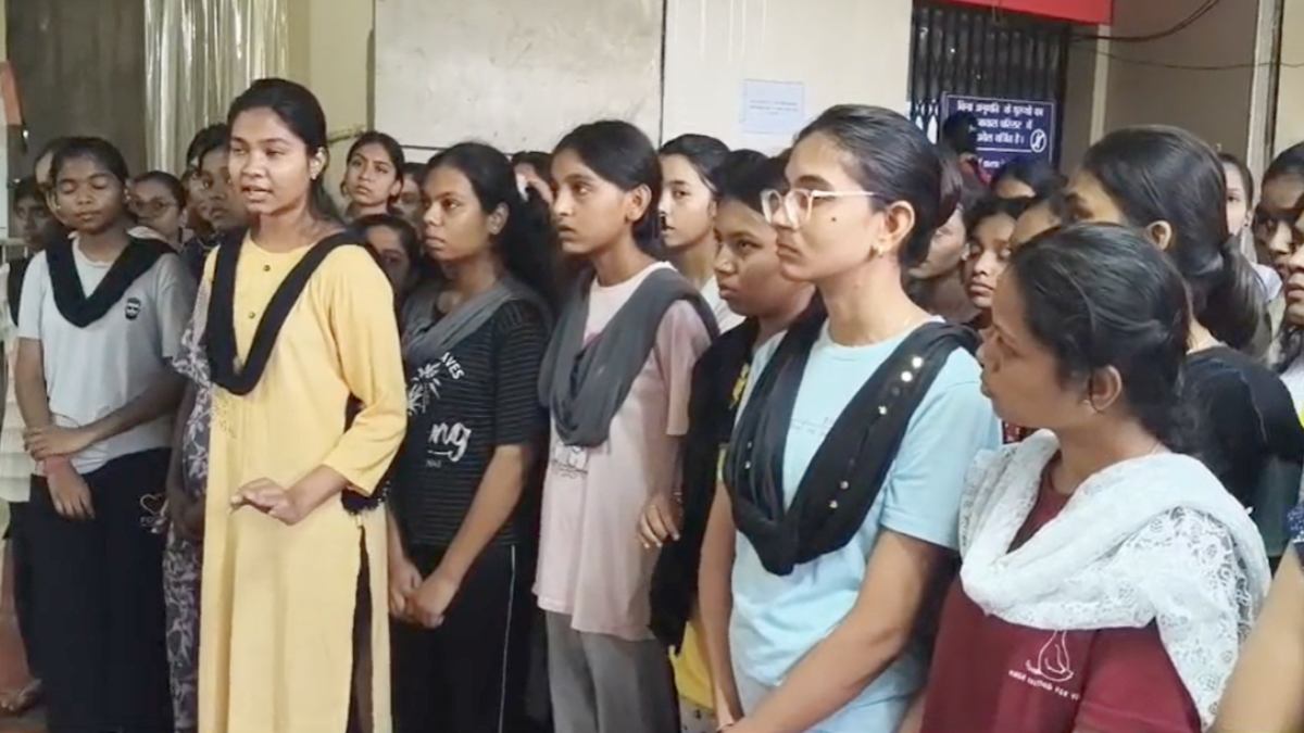 नर्सिंग कॉलेज के खाने में निकल रहे कीड़े! छात्राओं ने खोली मेस की पोल, कहा- बाहर का खाना खाने मजबूर