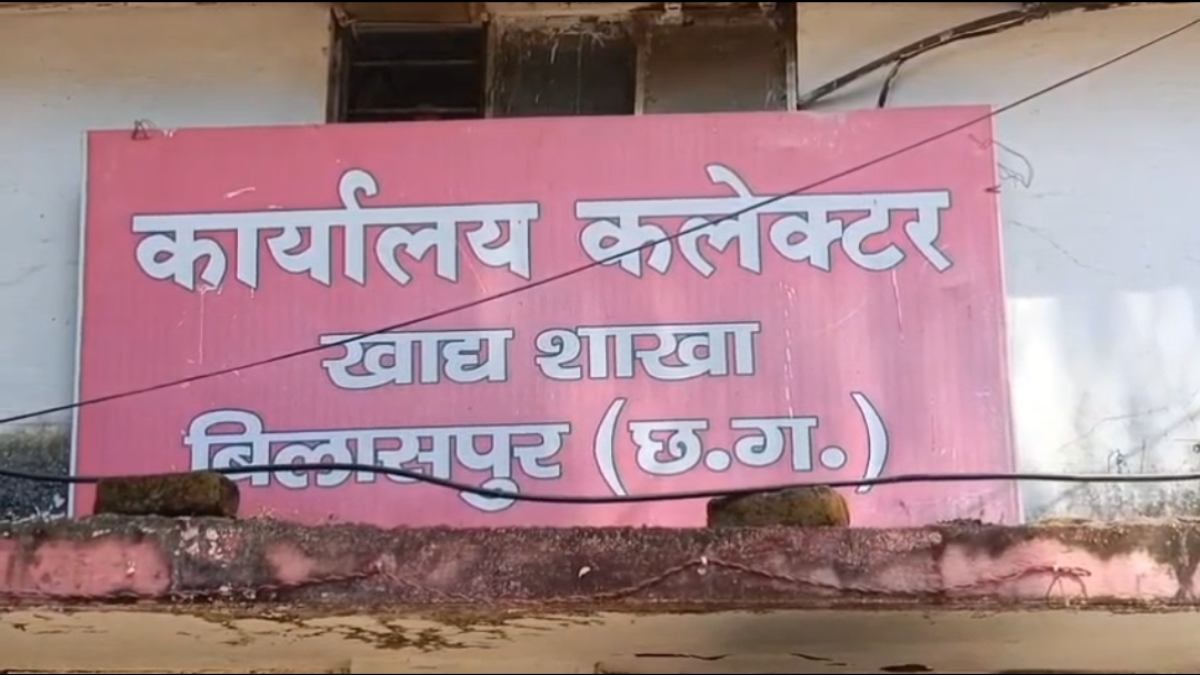 कई राशन दुकानें अटैचमेंट के भरोसे, 15-20 किमी दूर से पहुंच रहे विक्रेता, व्यवस्था पर उठे सवाल